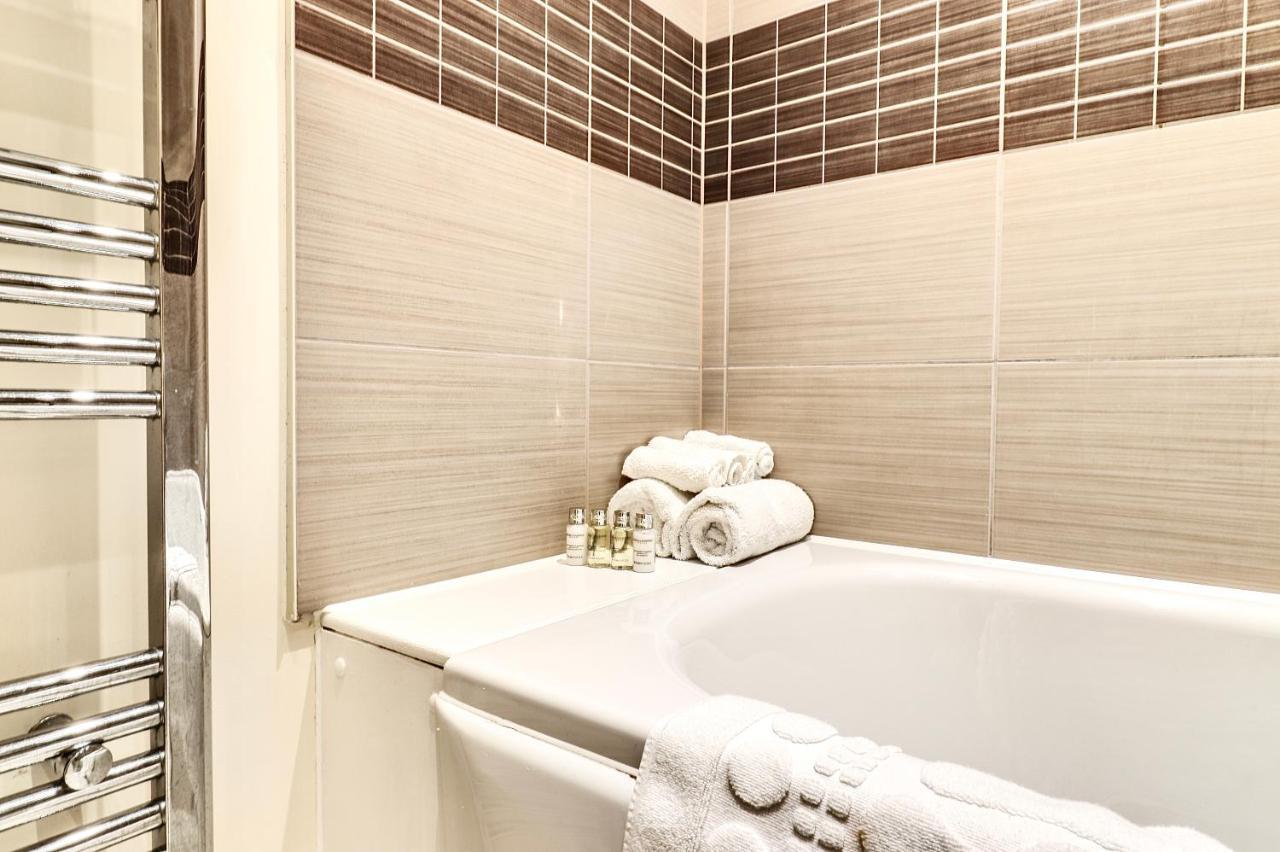 Sapphire Serviced Apartment เชมส์ฟอร์ด ภายนอก รูปภาพ